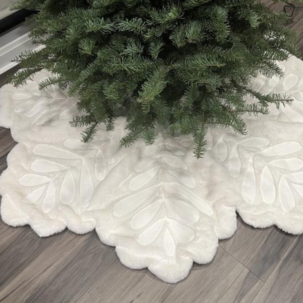 Faux Fur Snowflake Tree skirt - Picture 3 of 7